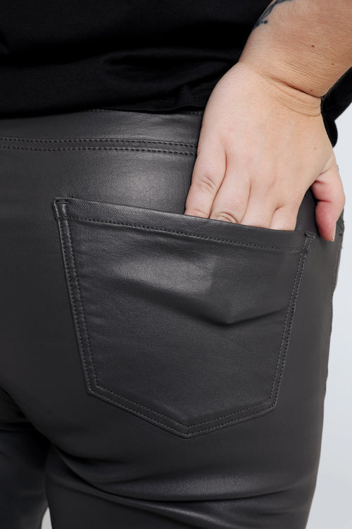 Slim gecoate jegging met fijne riem-Paprika-5