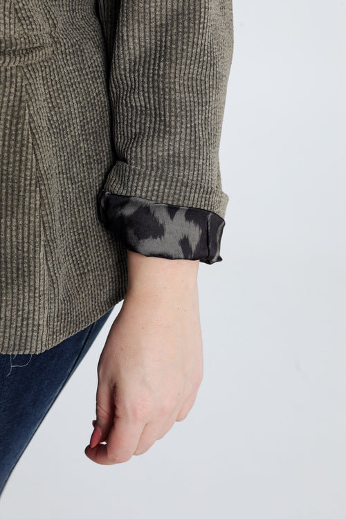 Korte, effen blazer in fluweel met voering in dierenhuidmotief-Paprika-4