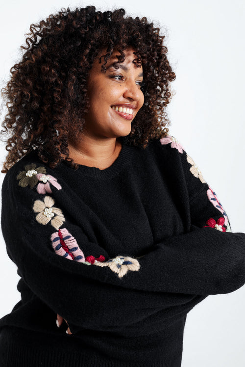 Effen trui met borduureffect op de mouwen-Paprika-7