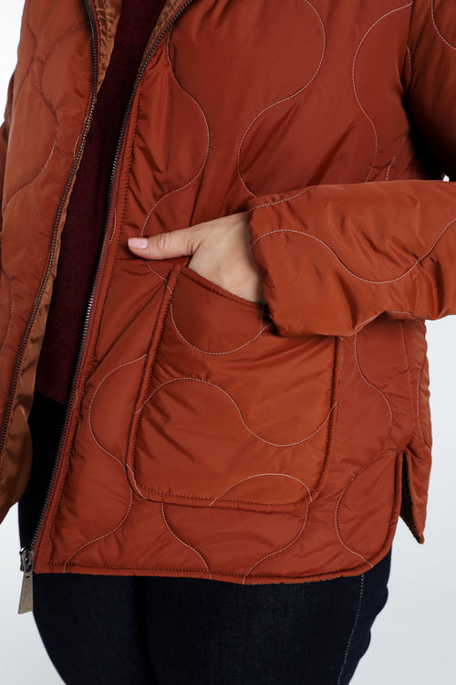 Korte, effen donsjas met grote zakken, kap, rits en stiksels-Paprika-4