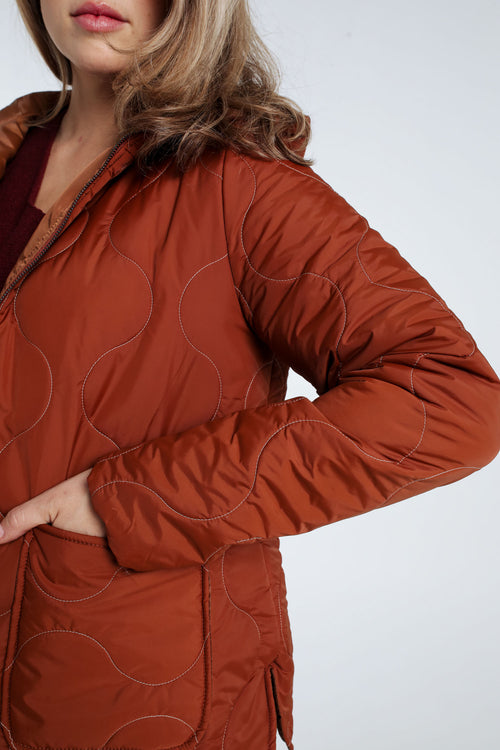 Korte, effen donsjas met grote zakken, kap, rits en stiksels-Paprika-5